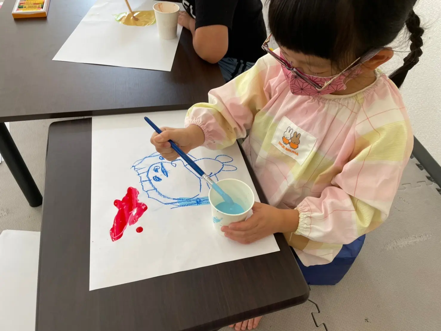 大阪の施設「えがおの教室」でお絵描き！