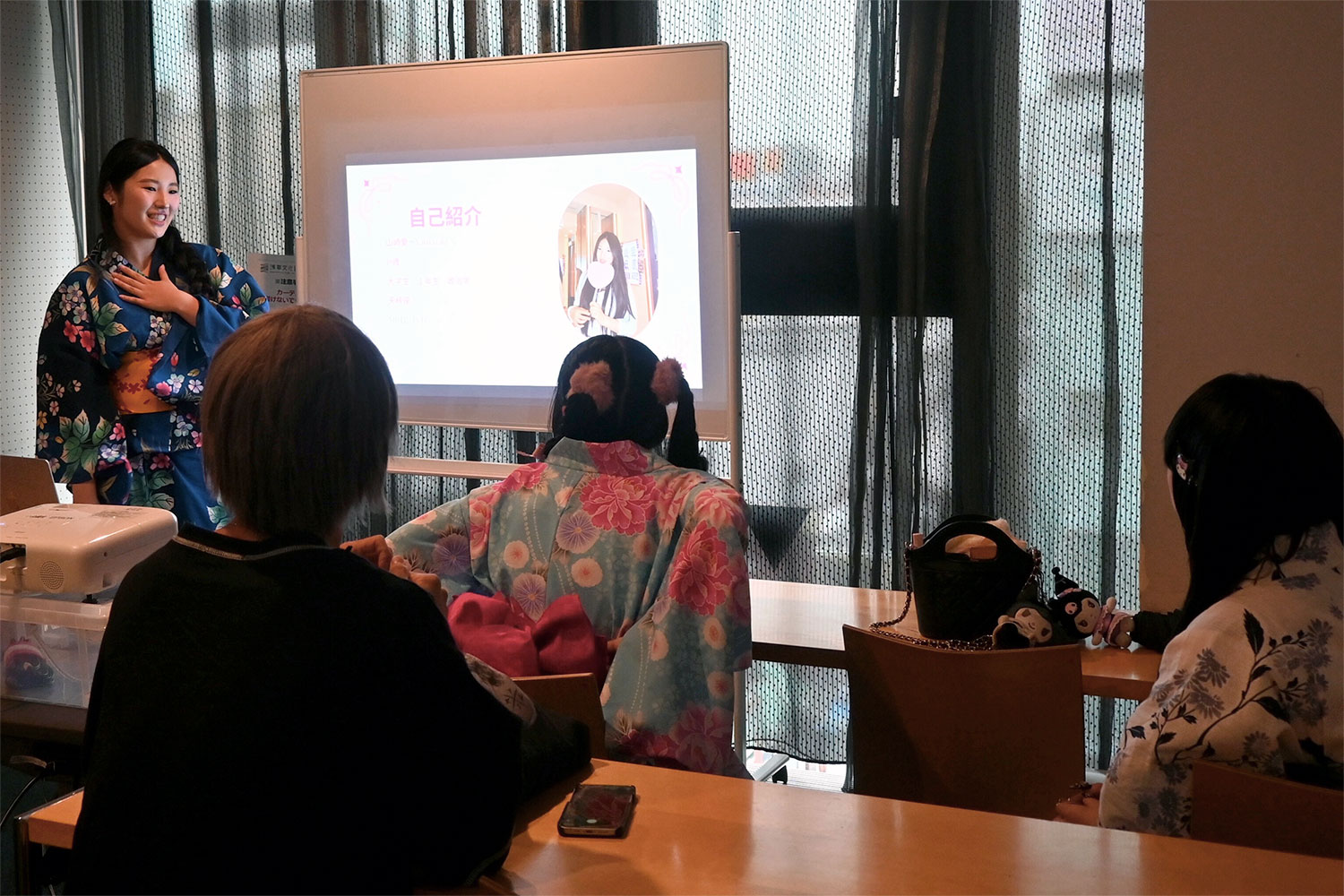 あいさんが自己紹介している様子